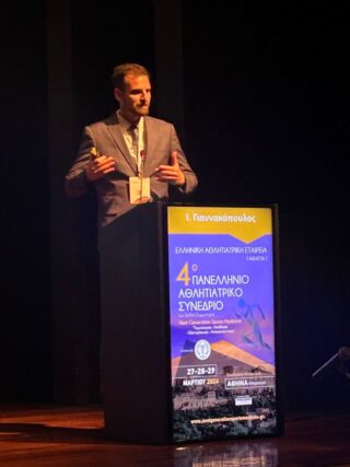 Ορθοπεδικός χειρουργός και αθλητίατρος Ιωάννης Γιαννακόπουλος κατά τη διάρκεια ομιλίας στο 4ο Πανελλήνιο Αθλητιατρικό Συνέδριο